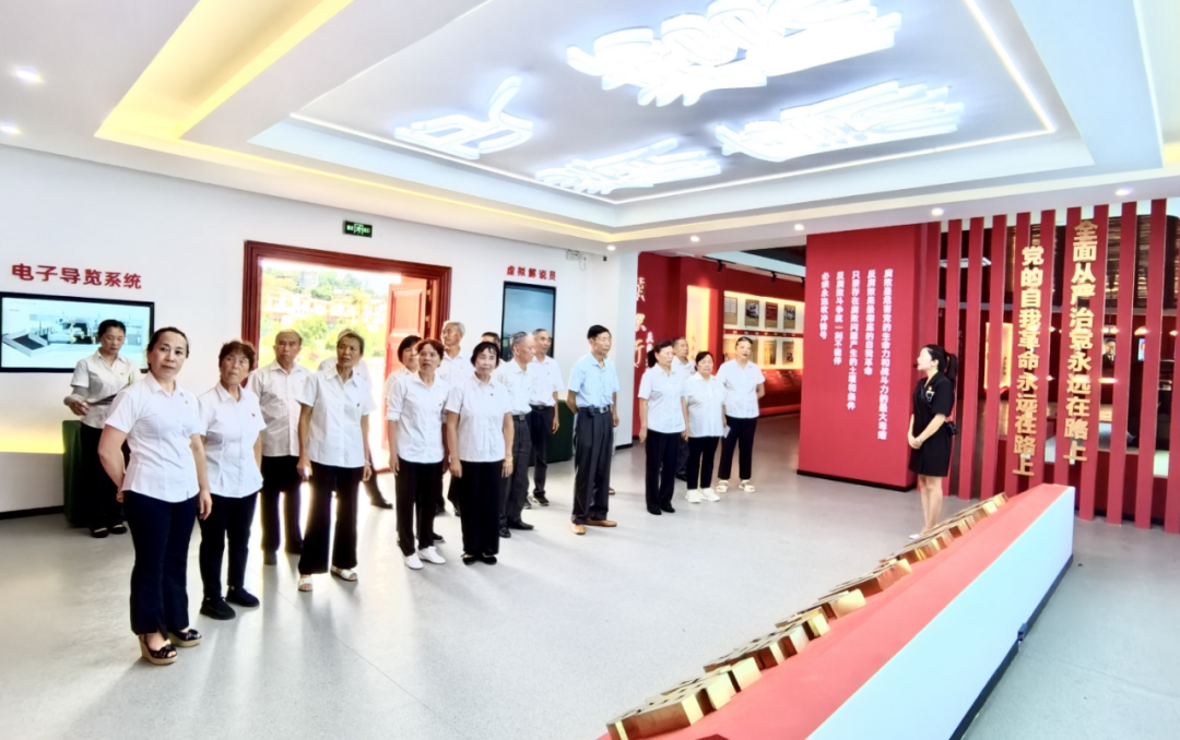 圖為冊亨縣關工委“夕陽紅”宣傳隊組織支部黨員參觀考察學習廉政教育基地。