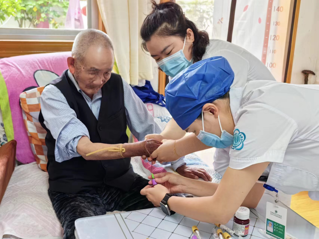 圖為黔西南州人民醫院醫護人員上門為離休干部開展健康體檢。