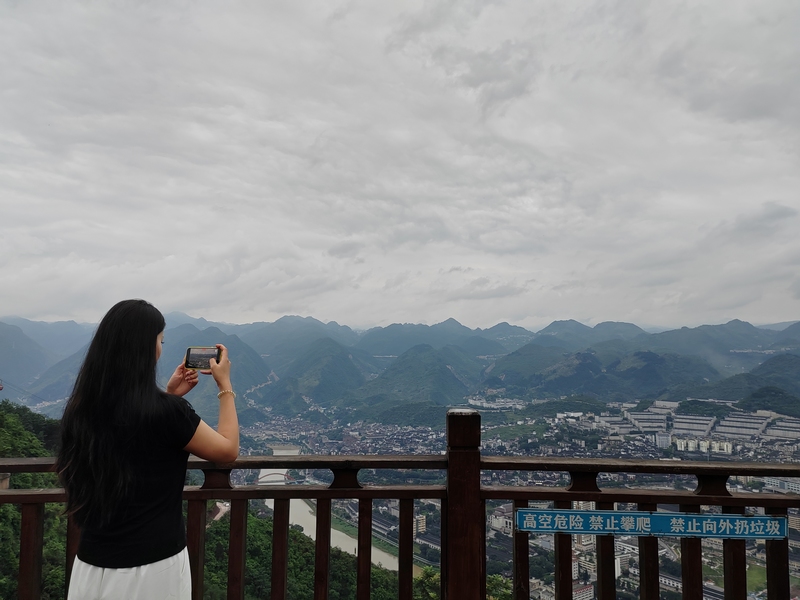 7、游客在茅臺鎮打卡。仁懷市融媒體中心供圖