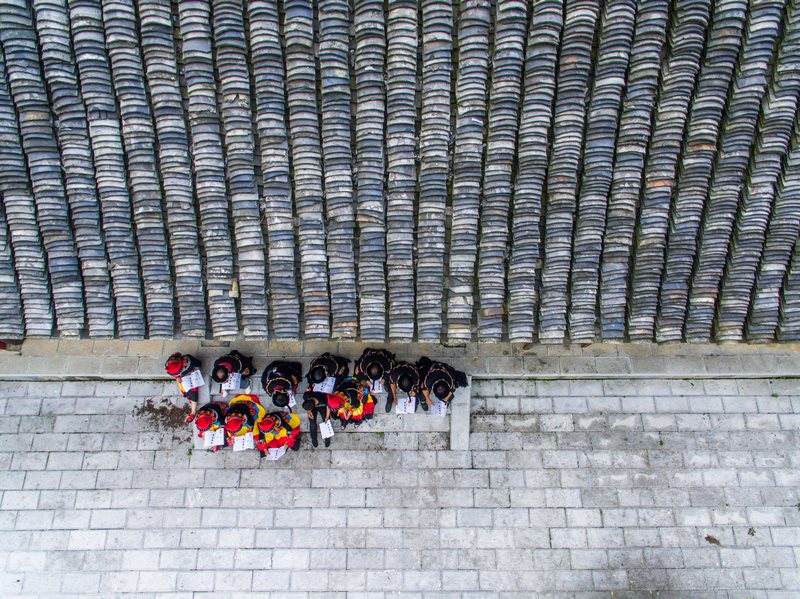 2020年6月29日，在貴州省畢節市百里杜鵑管理區普底鄉迎豐村，黃承龍和村民一起學習交流彝族文化。