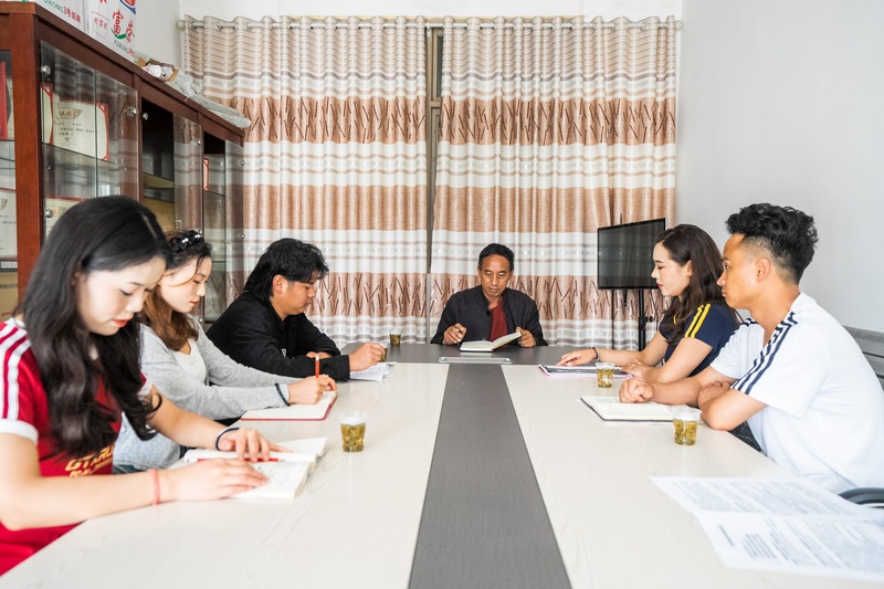 2024年7月5日，在貴州省畢節市百里杜鵑管理區，黃承龍正在和同事們討論祭祀活動方案。 