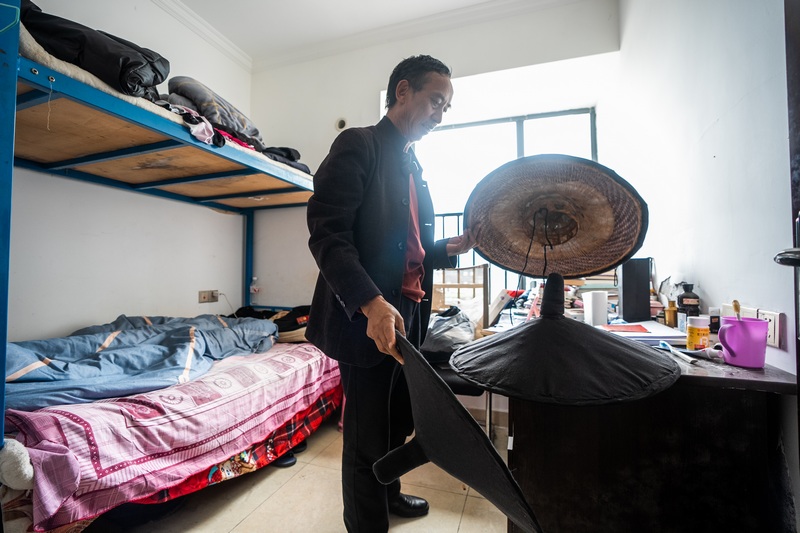 2024年7月5日，在貴州省畢節市百里杜鵑管理區，黃承龍正在整理布摩服飾。