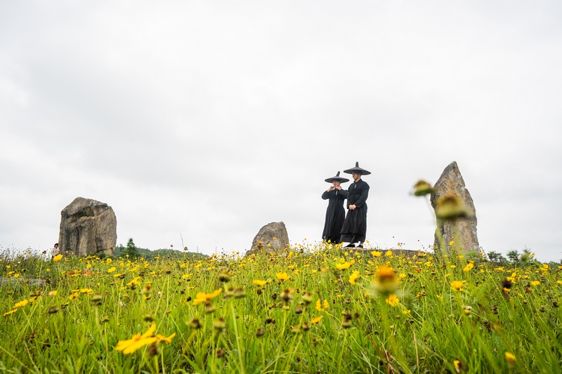 2024年7月5日，在貴州省畢節市百里杜鵑管理區方家坪景區，兩名布摩在巨石陣里休息。