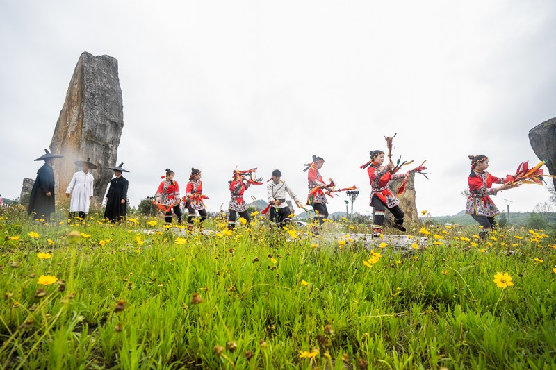 2024年7月5日，在貴州省畢節市百里杜鵑管理區方家坪景區，彝族鈴鐺舞的演員們在進行活動前期彩排。