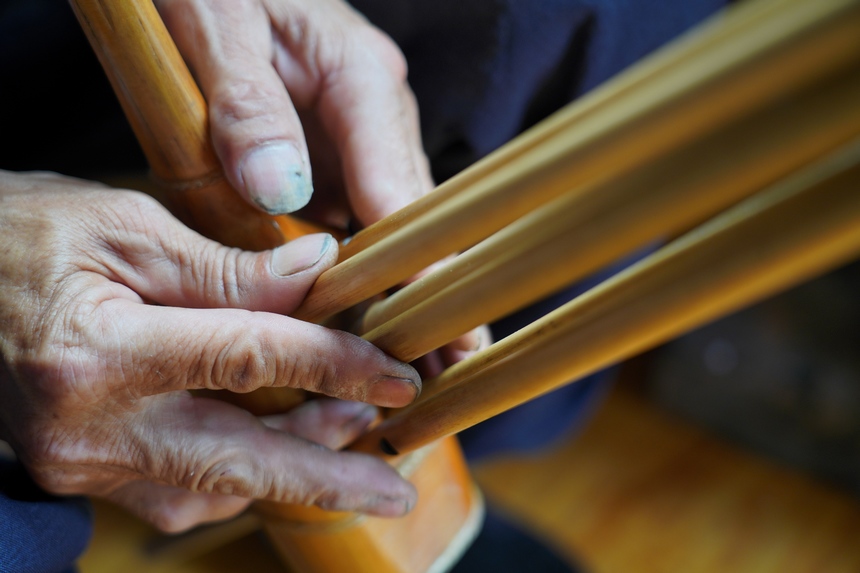 7月9日，貴州省丹寨縣排調鎮羊告村，王方元在測試蘆笙音色。