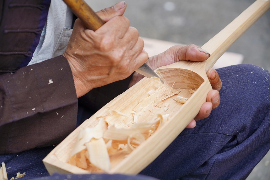 7月9日，貴州省丹寨縣排調鎮羊告村，王方元在制作蘆笙的笙斗。