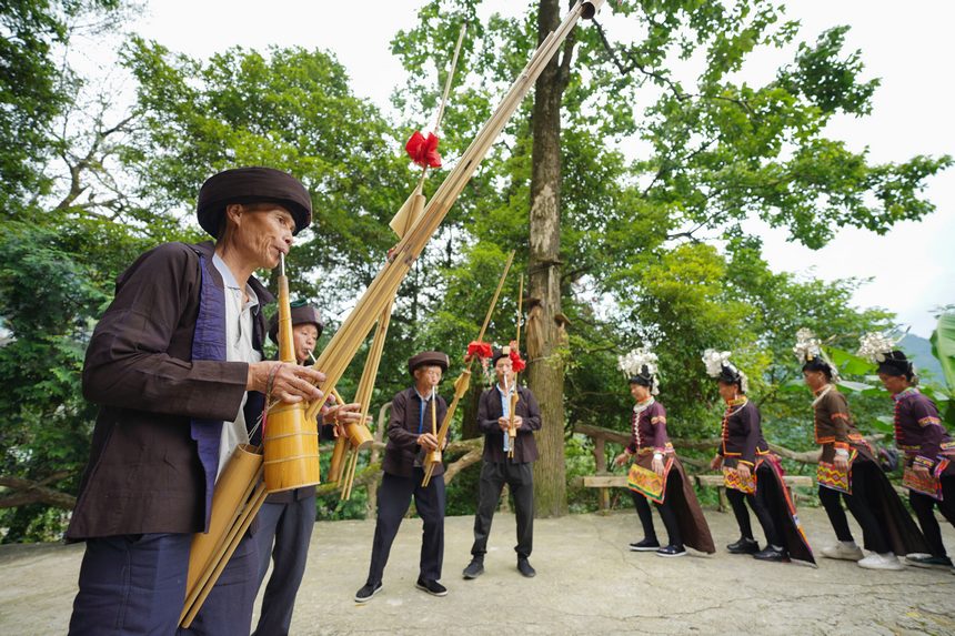 7月10日，貴州省丹寨縣排調鎮羊告村，王方元（左一）和李金英（右四）與苗族村民在跳錦雞舞。