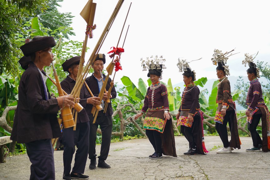 7月10日，貴州省丹寨縣排調鎮羊告村，王方元（左一）和李金英（右四）與苗族村民在跳錦雞舞。