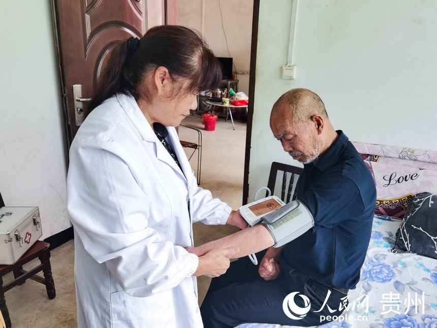 黎躍云上門為慢性病患者測量血壓。人民網記者 王秀芳攝
