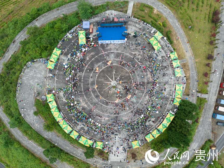 馬鬃苗族鄉2024年“六月六”踩山節活動。人民網 陽茜攝