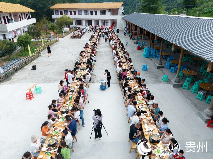 長桌宴上歡聲笑語，共慶節日。人民網 陽茜攝