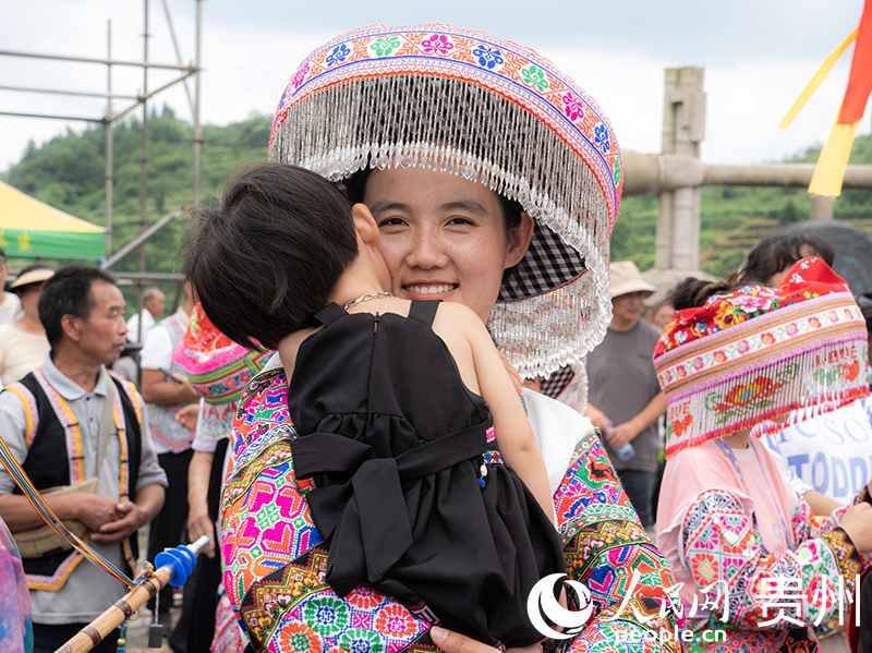 苗族姑娘身著盛裝參加活動。人民網 陽茜攝