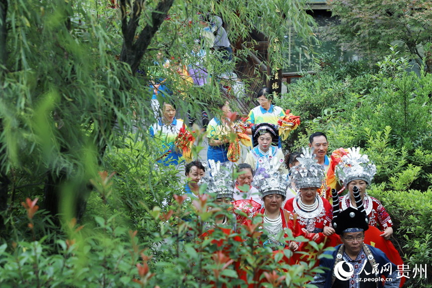 各族群眾身穿盛裝參加當地文化展演活動。人民網 龍章榆攝