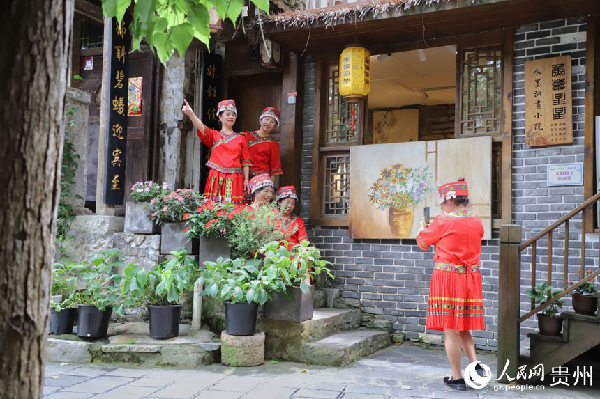 游客身穿特色服飾拍照打卡。人民網 龍章榆攝