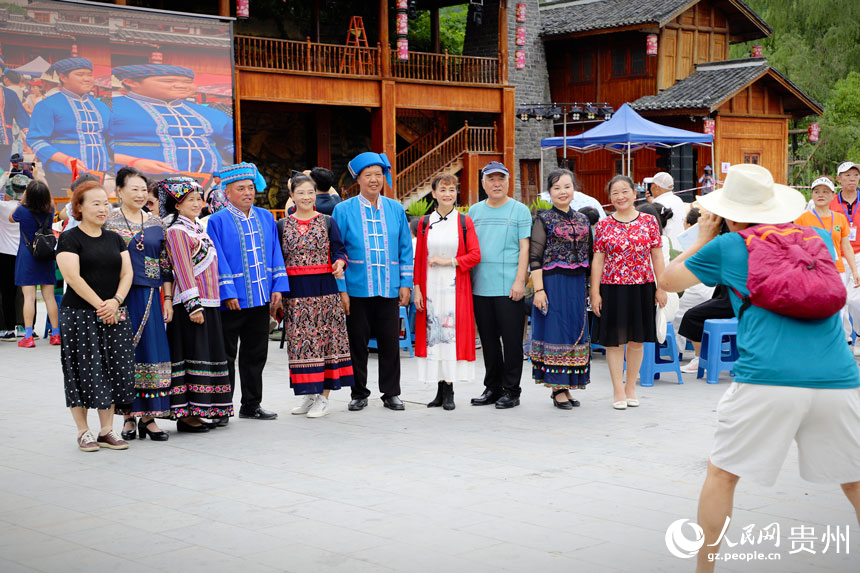 游客在當地拍照留念。人民網 龍章榆攝