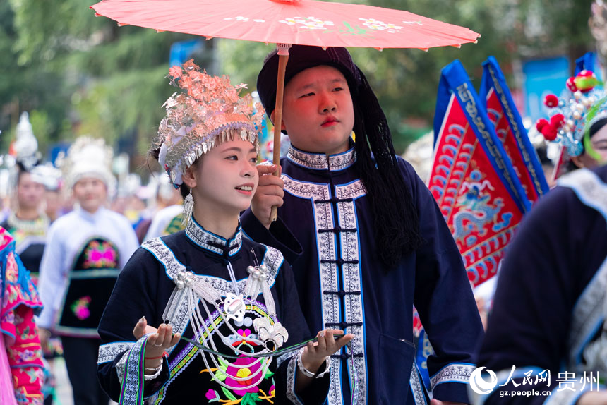 參加仰阿莎文化節民族文化巡演的少數民族群眾。人民網記者 涂敏攝