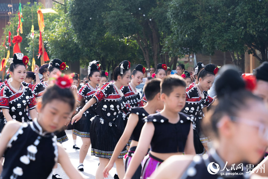 參加仰阿莎文化節民族文化巡演的少數民族群眾。人民網記者 涂敏攝