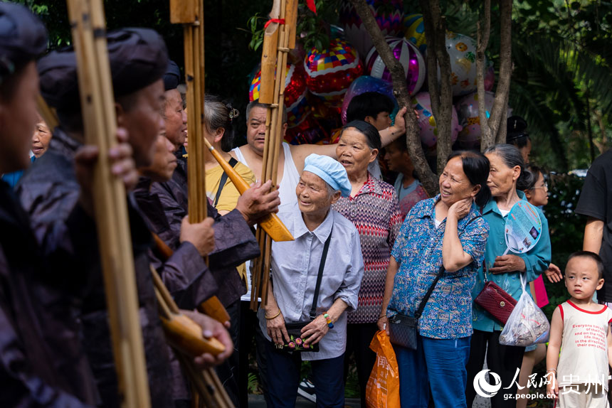 現場觀看巡演的群眾。人民網記者 涂敏攝