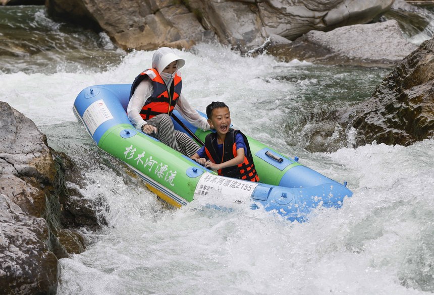 游客在杉木河景區漂流。
