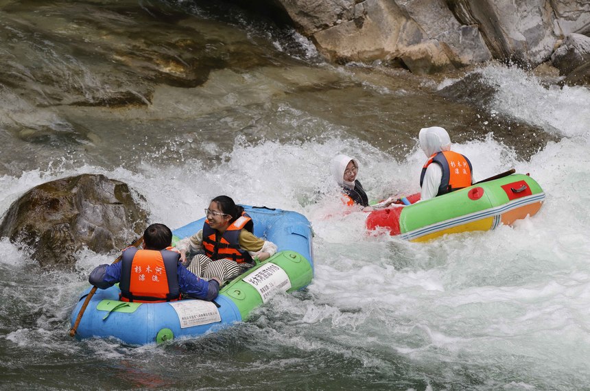 游客在杉木河景區漂流。