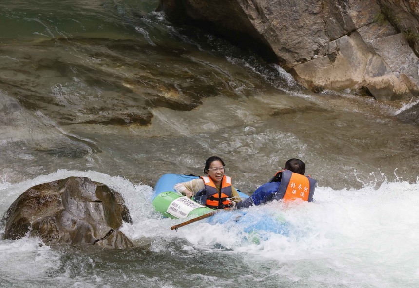 游客在杉木河景區漂流。