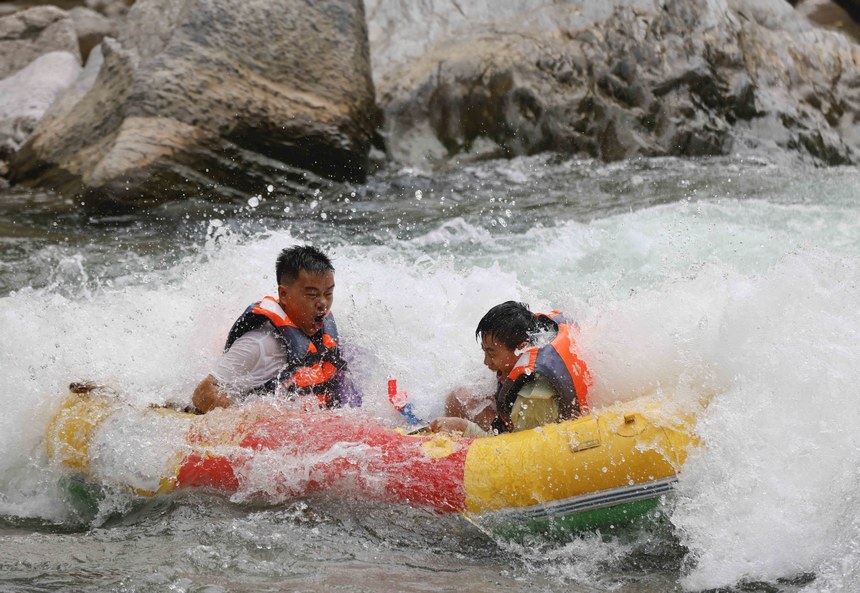 游客在杉木河景區漂流。