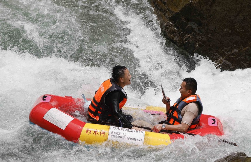 游客在杉木河景區漂流。