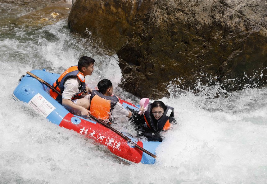 游客在杉木河景區漂流。