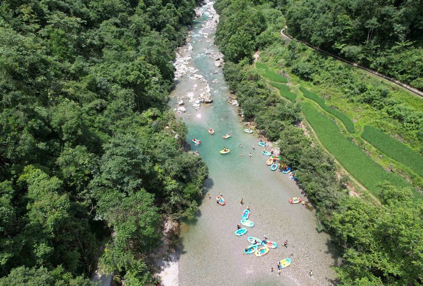 游客在杉木河景區漂流。