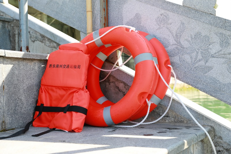 放置在河道附近的救生物資。