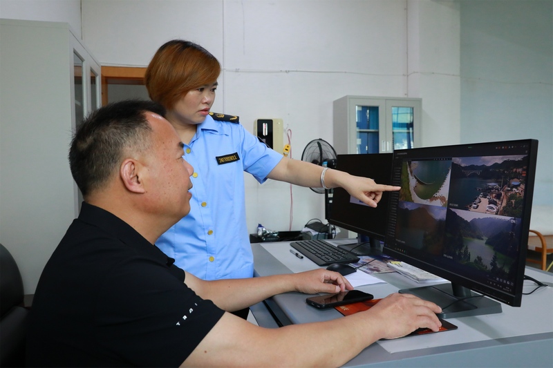 在劍河縣禁捕退捕視頻監控指揮中心，工作人員正在查看監控視頻畫面。