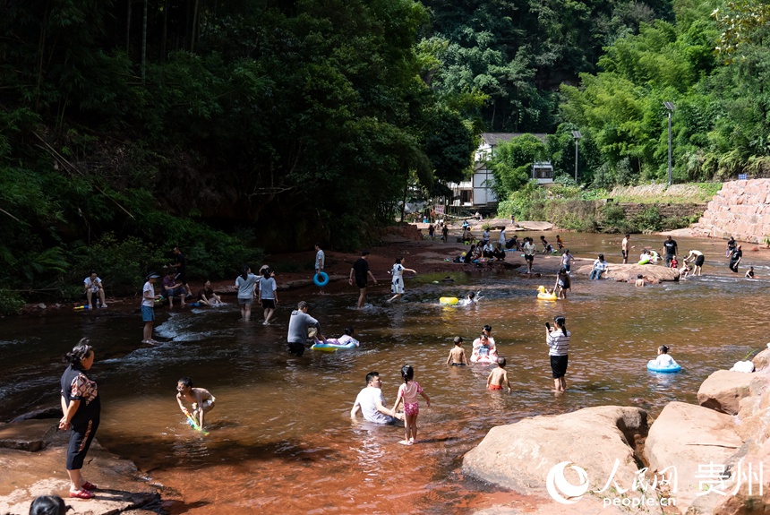 游客在瑪瑙灘內戲水。人民網記者 涂敏攝