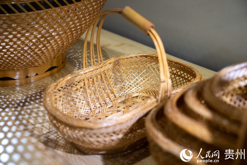 竹編匠人制作的竹籃。人民網記者 涂敏攝