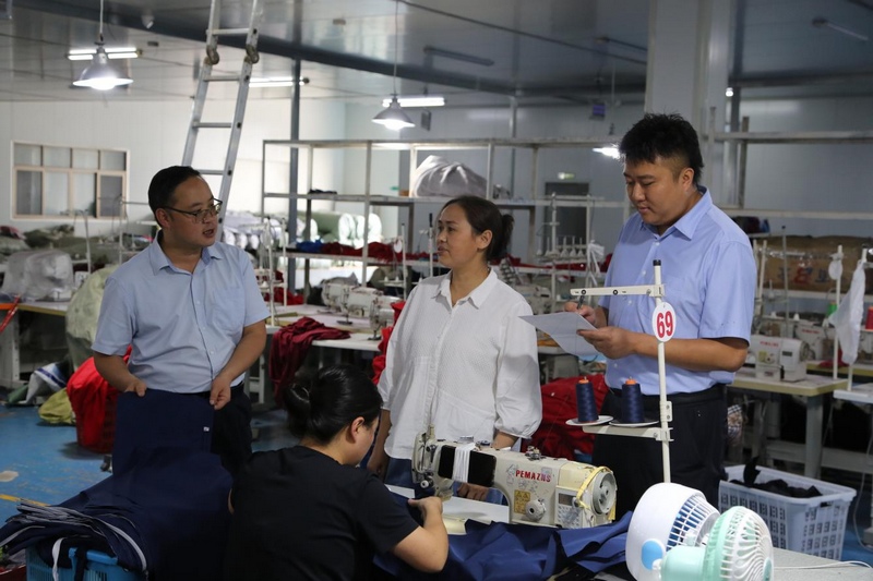 黨支部書記朱加永帶領黨員突擊隊，走訪園區企業，為企業提供一攬子金融服務。