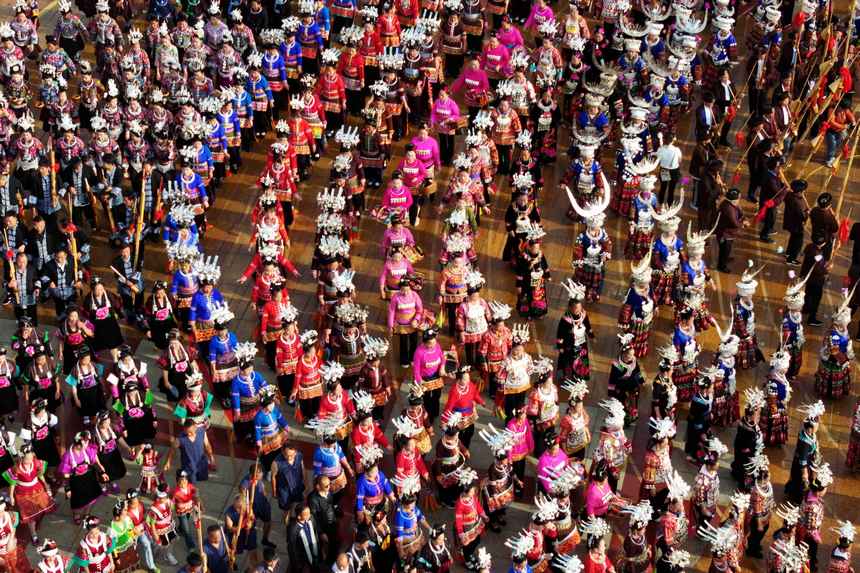 7月21日，身著傳統盛裝服飾的群眾在貴州省丹寨縣參加非遺展演巡游。