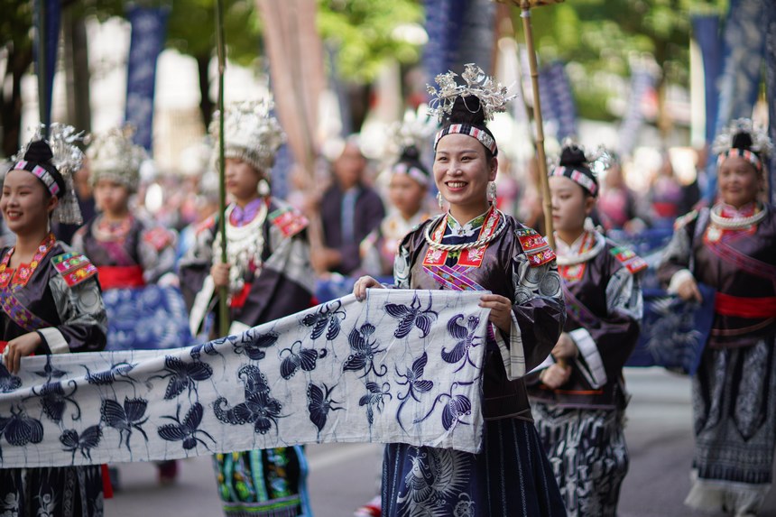 7月21日，貴州省丹寨縣身著傳統盛裝服飾的群眾，在展示國家級非遺項目苗族蠟染作品。