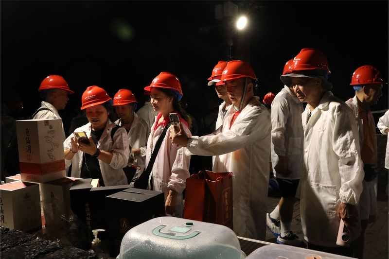 避暑游客參觀龜仙洞。