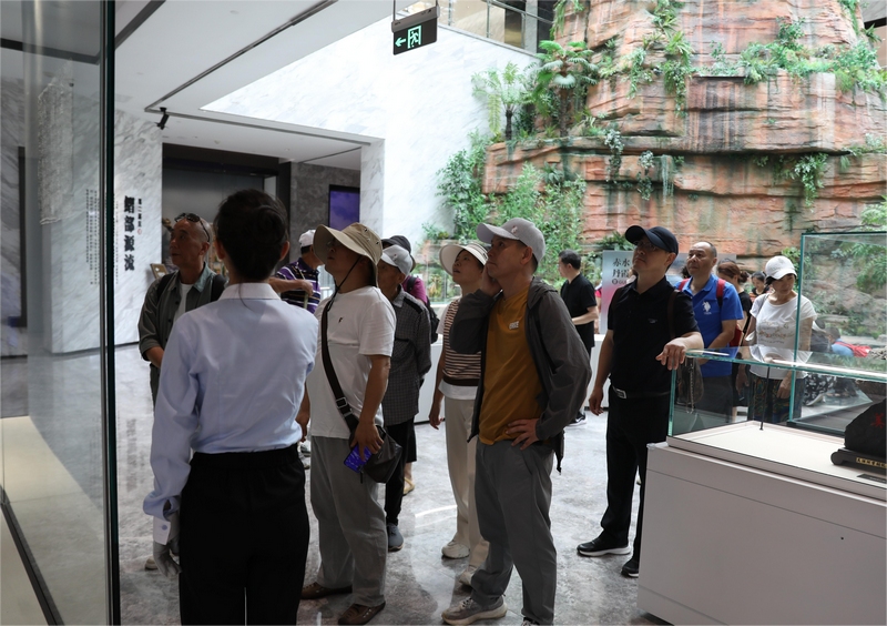 游客在習酒文化城專心聽講解。