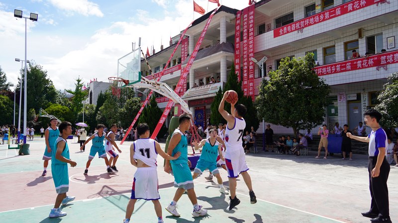 石阡縣坪地場鄉第二屆“黃花杯”籃球賽現場，球員們在賽場上上演追逐“大戲”，比賽現場緊張激烈。李澤宇攝
