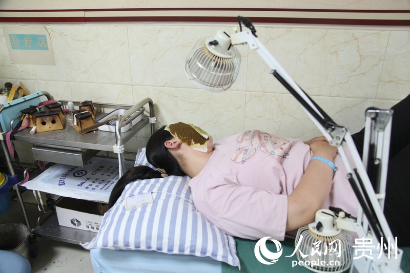 在山盆鎮中心衛生院，患者正進行中醫診療。人民網記者 王秀芳攝