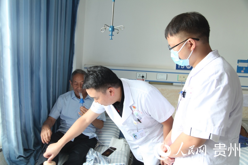 山盆鎮中心衛生院院長王廷發查看住院患者恢復情況。人民網記者 王秀芳攝