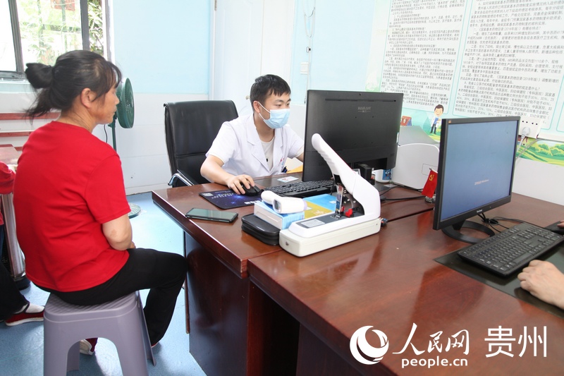 在芝麻鎮衛生院竹元院區，尤時英阿姨正辦理出院手續。人民網記者 王秀芳攝