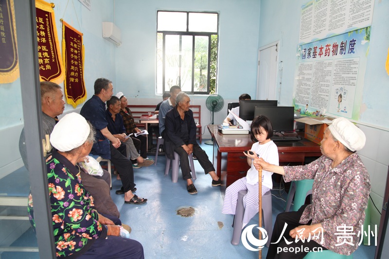 芝麻鎮衛生院竹元院區，不少村民正排隊候診。人民網記者 王秀芳攝