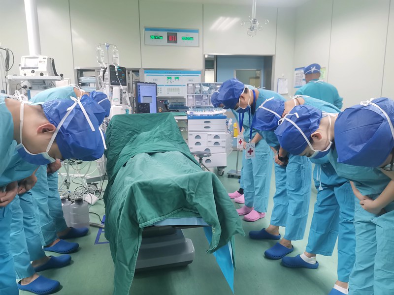 醫護人員為郭佳毅舉辦了簡短的告別儀式。