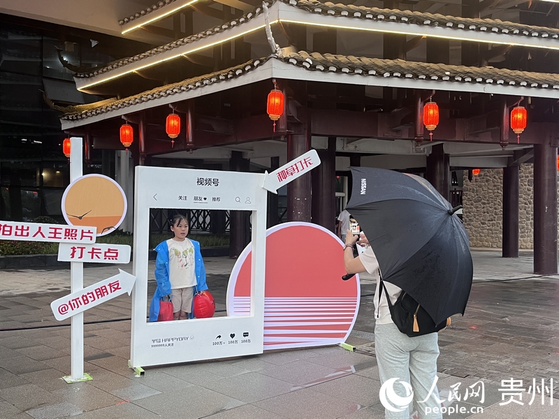 游客在街區拍照打卡。人民網 陳潔泉攝