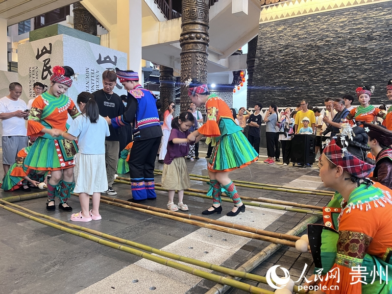 游客沉浸式體驗街區活動。人民網 陳潔泉攝