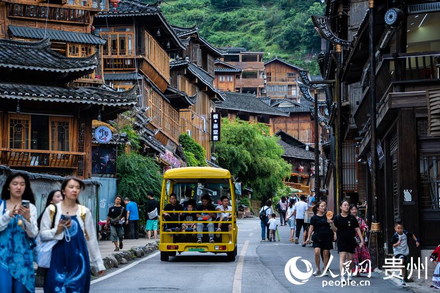 游客在景區參觀。 人民網 陽茜攝