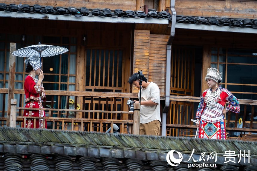 游客在景區內拍照打卡。 人民網 陽茜攝