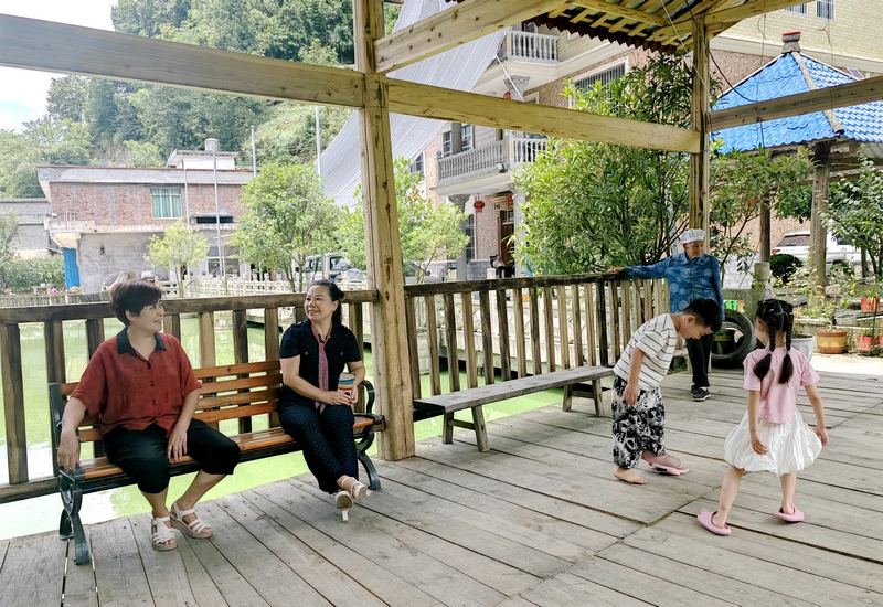 4、重慶游客在民宿庭院納涼。