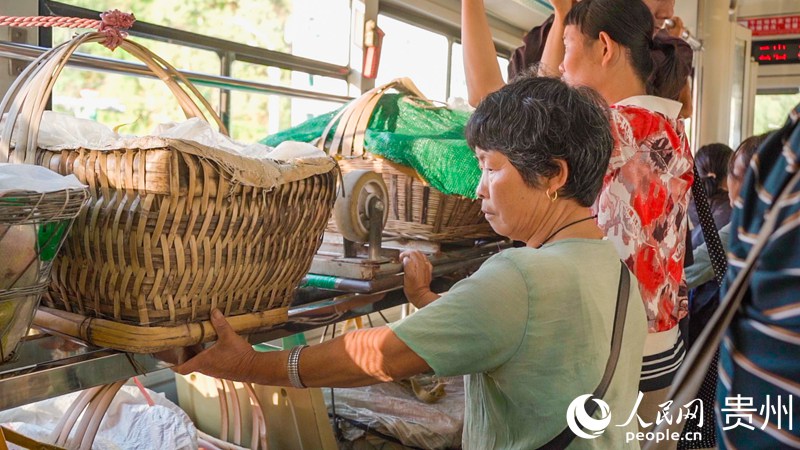 菜農乘坐“惠農專線”。人民網 陽茜攝